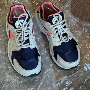 Nike Air Huarache Sneakers size 9.5